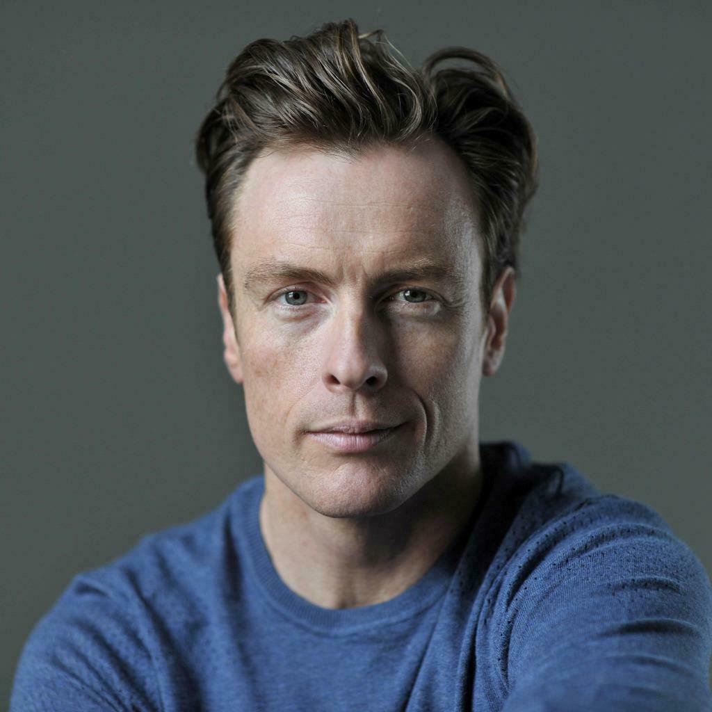 Is Black Sails Star Toby Stephens Related to Maggie Smith? - Parade